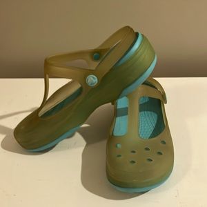 Crocs Closed Toe Shoe/Sandal, Color: Tan/Teal Size: Womens 9